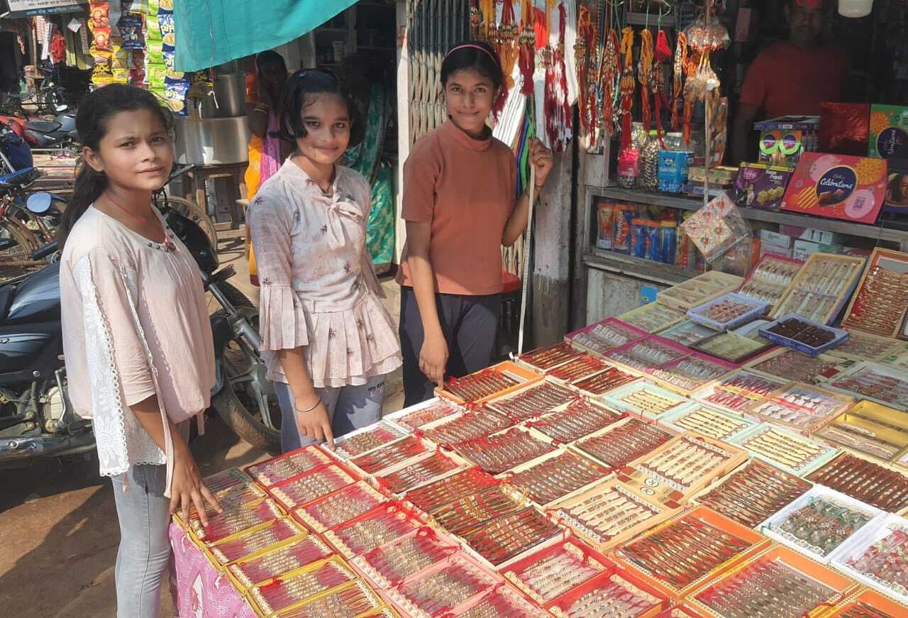 ब्रेसलेट, मोती व स्टोनयुक्त राखियों की रही डिमांड