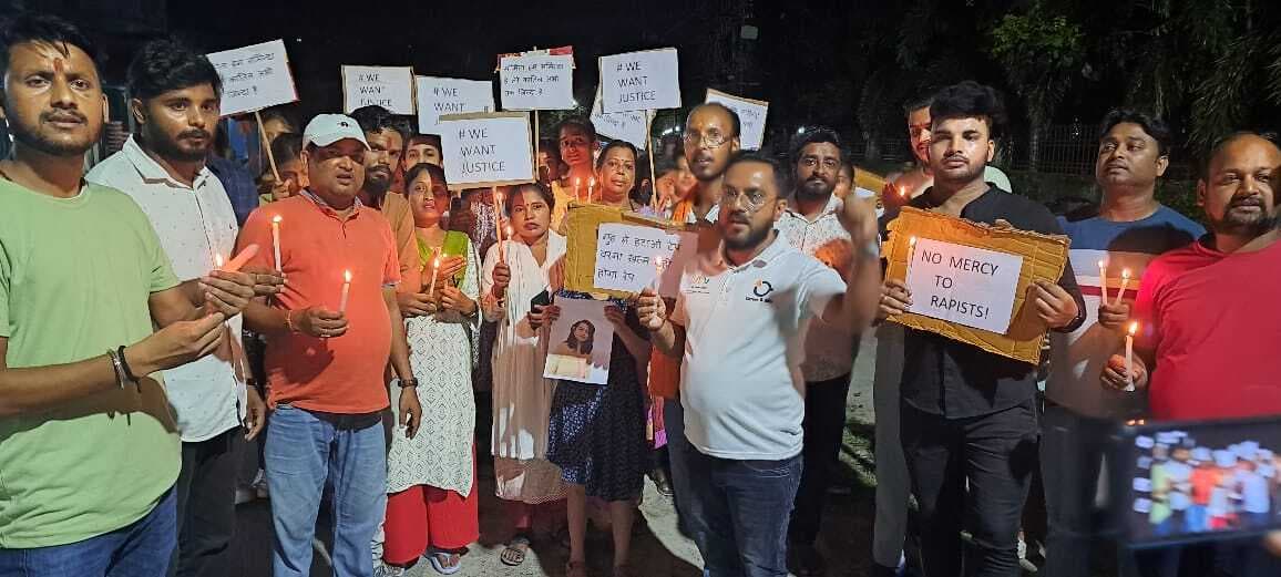 महिला चिकित्सक की हत्या के विरोध में ठाकुरगंज में महिलाओं ने निकला कैंडिल मार्च