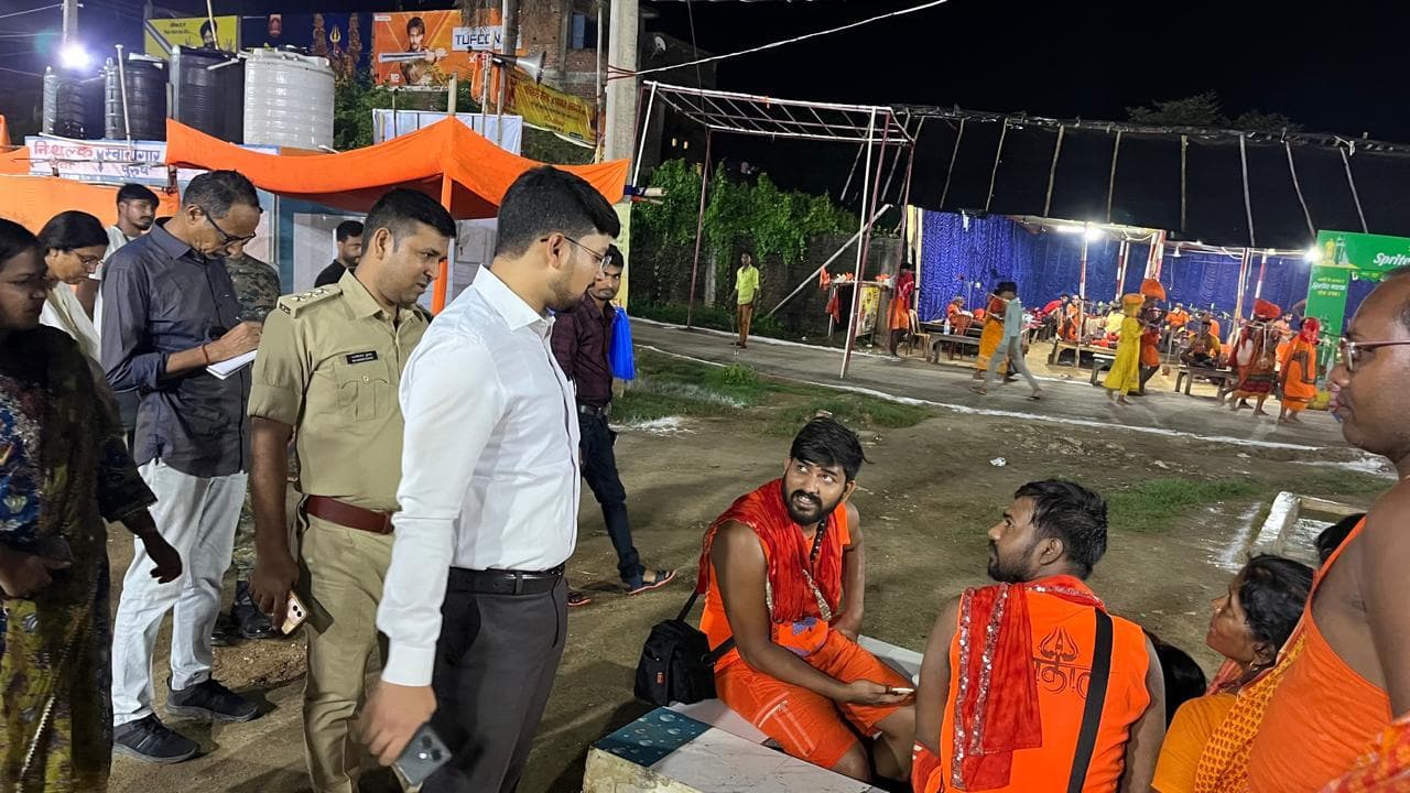 डीएम ने कांवरिया पथ पर श्रद्धालुओं को मिल रही सेवाओं का लिया जायजा, दिये निर्देश