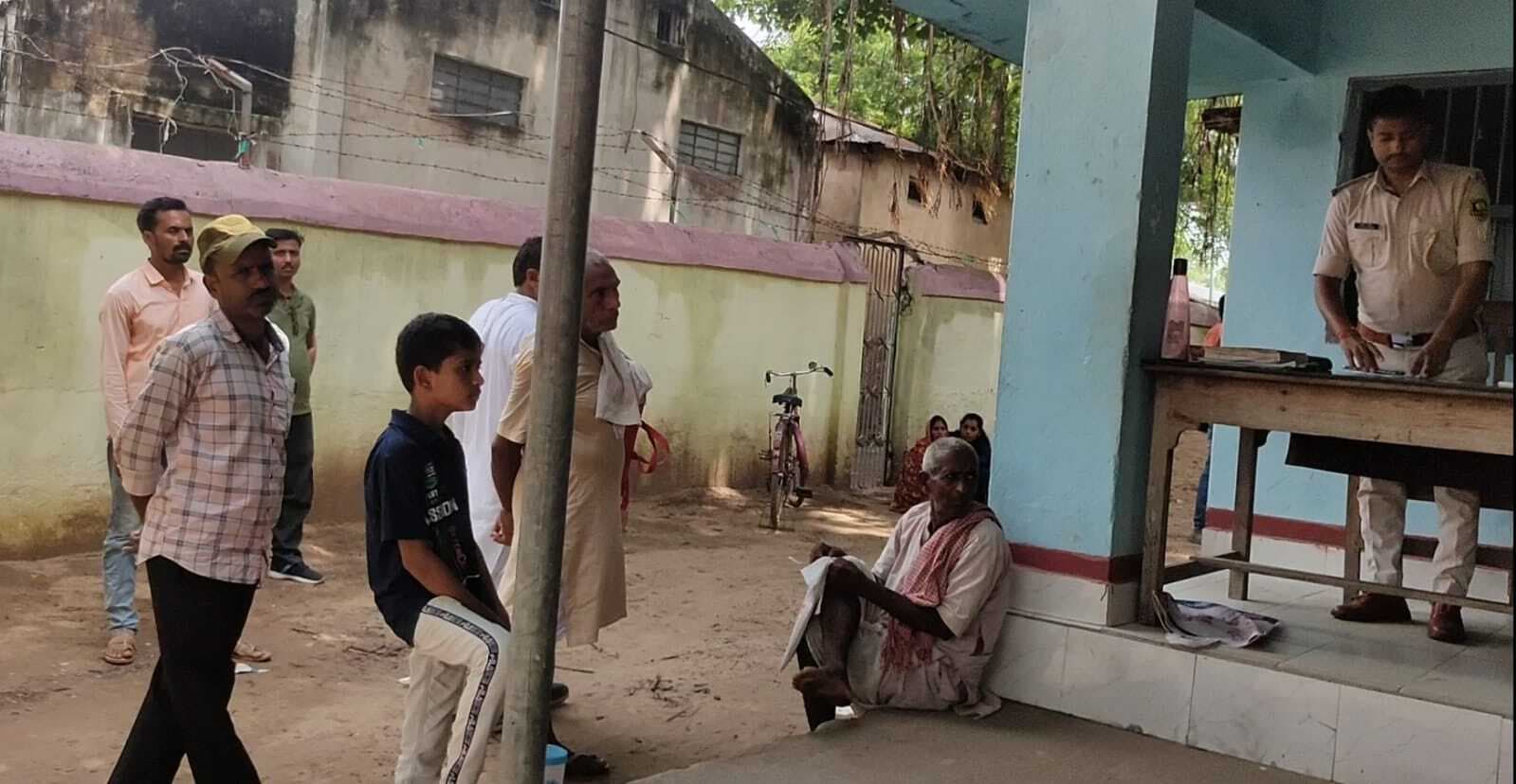 चार मनचले युवकों ने दो छात्राओं के साथ की बदसलुकी, थाने में शिकायत