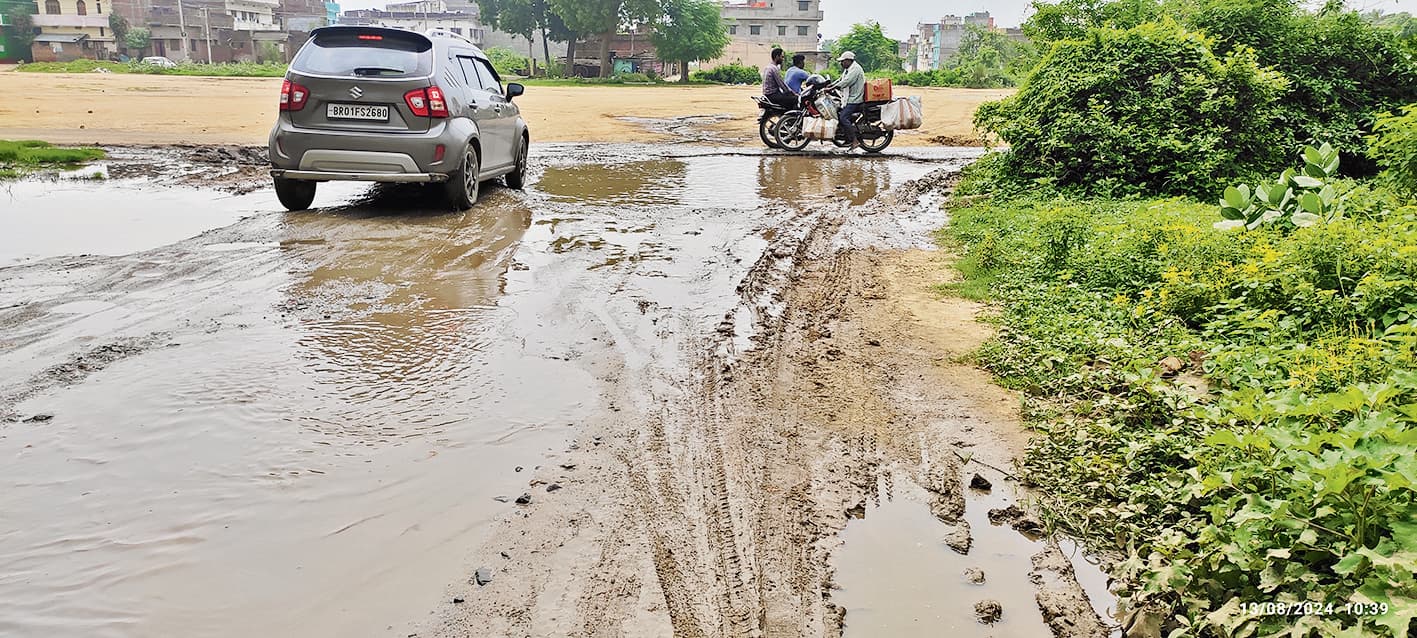 सोन नदी पुल के नीचे वैकल्पिक रास्ते में उभरे गड्ढे, लोग परेशान