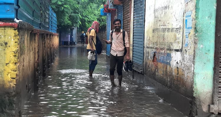 Nawada News : बारिश से शहर की सड़कों पर कीचड़ व जलजमाव, चलना मुश्किल