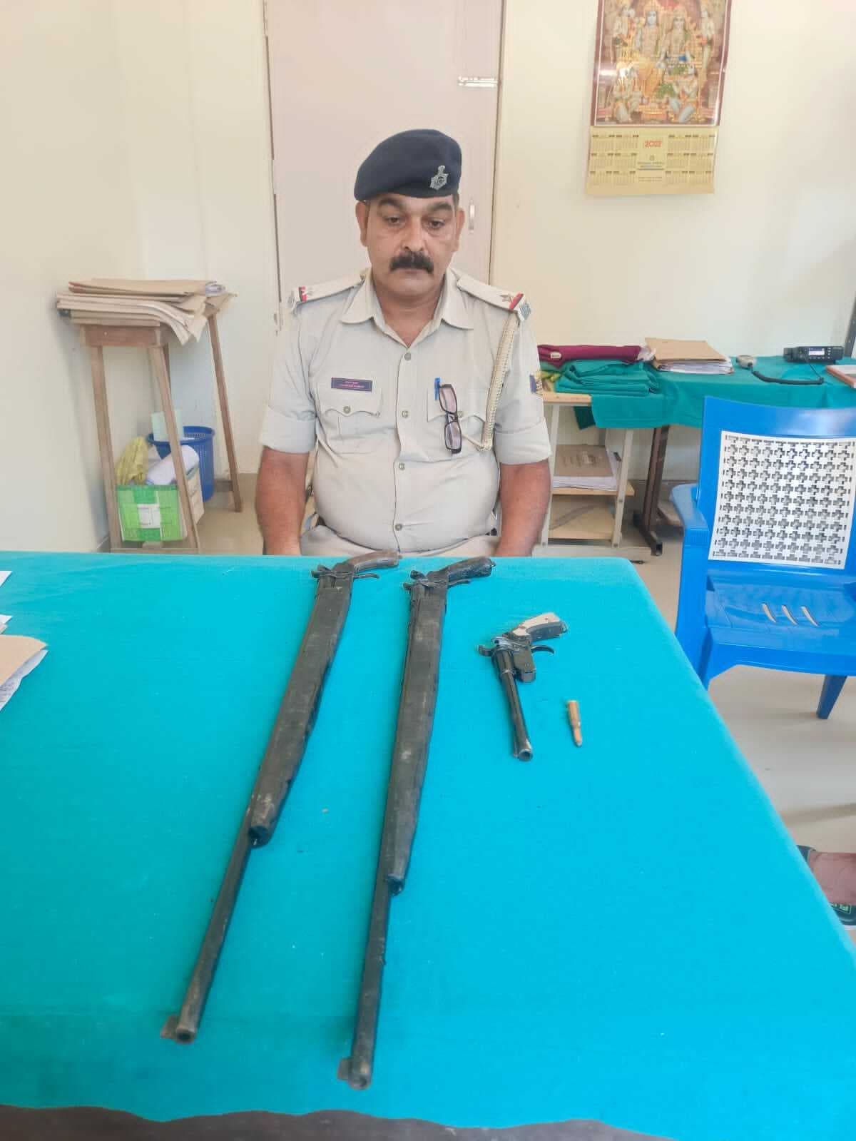 परमानंदपुर से दो मास्केट, एक कट्टा के साथ आरोपित गिरफ्तार