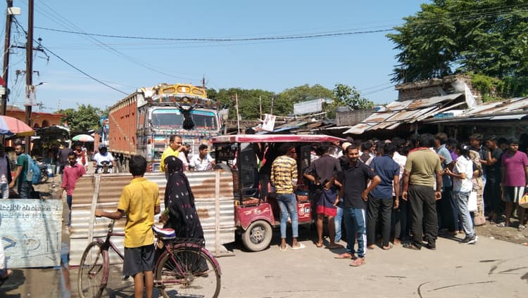 पुलिस पर पक्षपात करने का आरोप लगा किया सड़क जाम, पीड़ितों ने निकाली भड़ास