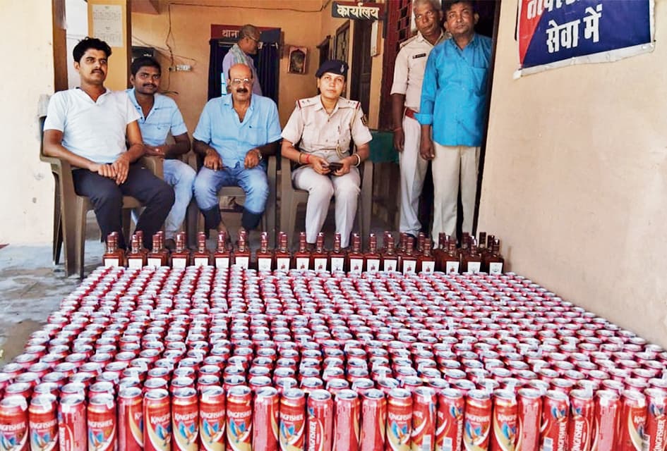 Saran News :यूपी से नाव से आ रही शराब को पुलिस ने किया जब्त, तस्कर फरार