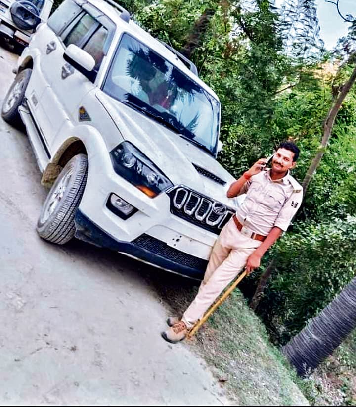 शराब तस्करों का पीछा कर रही पुलिस की स्कॉर्पियो दुर्घटनाग्रस्त, चौकीदार की मौत, दारोगा समेत तीन घायल