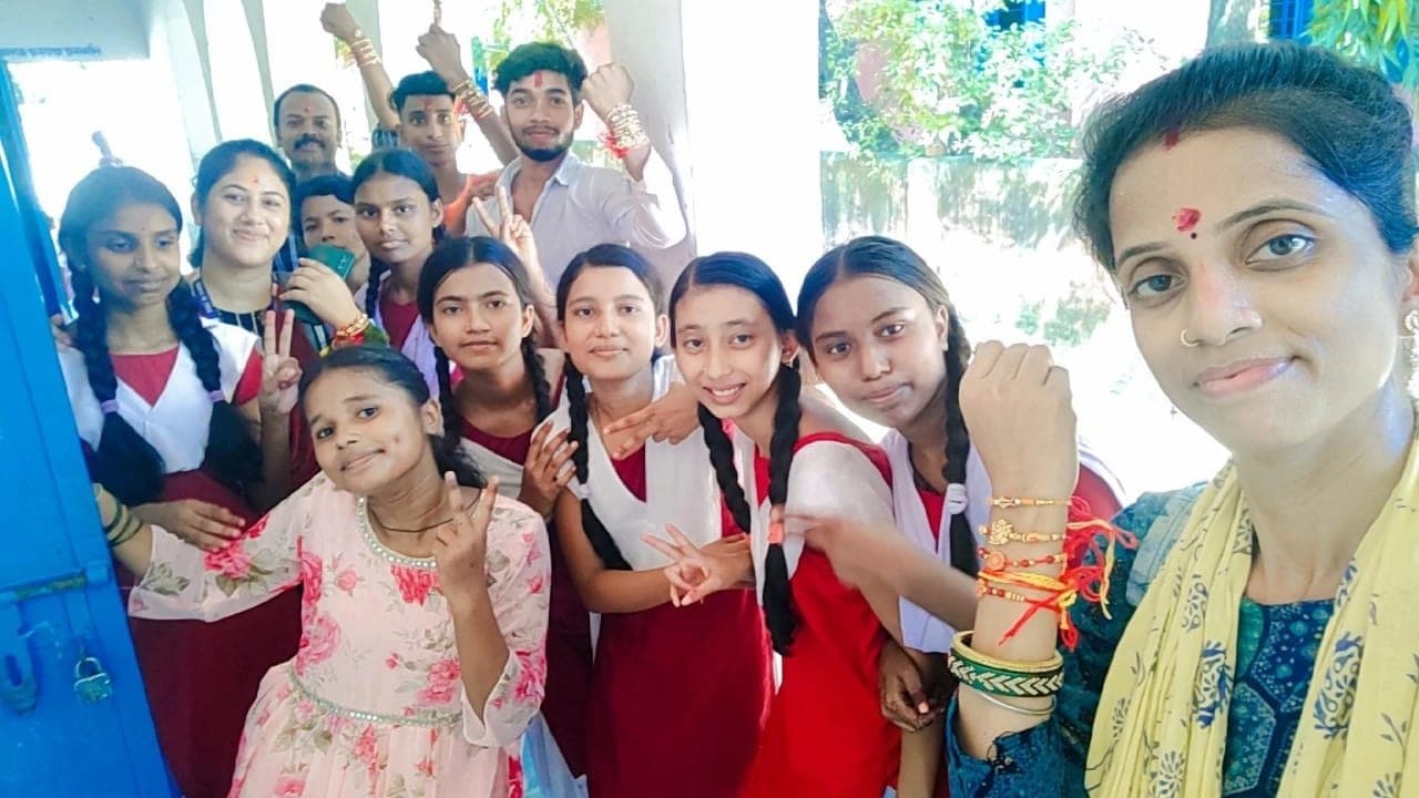 उमावि बरदाहां में मनाया गया रक्षा बंधन,छात्राओं ने छात्रों की कलाई पर बांधी राखी