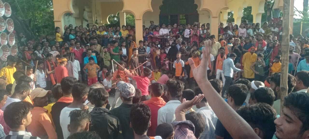 बजरंग दल महोत्सव पर शोभायात्रा निकाल दिखाये करतब