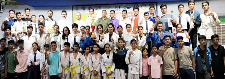 छठी बार एमजीएम स्कूल के खिलाड़ियों ने जीती ओवरऑल चैंपियन ट्रॉफी