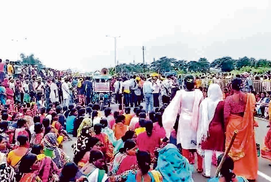 आदिवासी युवती की हत्या का मामला गरमाया