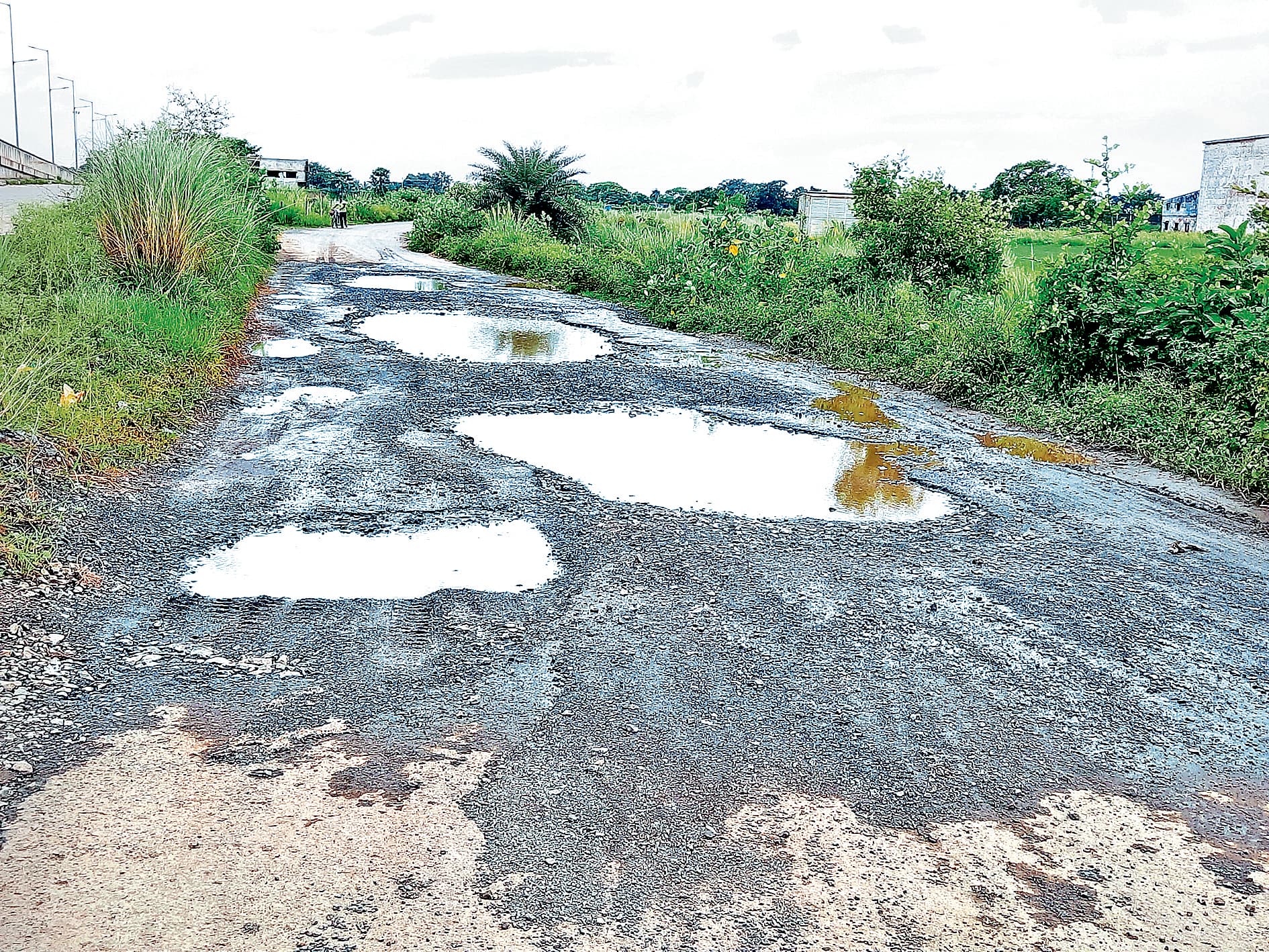 औद्योगिक अंचल को जाने वाली सड़क जर्जर