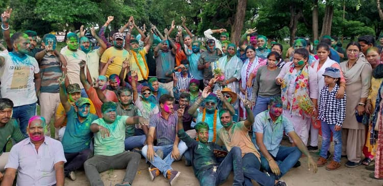 पुलिसकर्मियों की तरह वेतन मिलने पर होमगार्ड जवानों ने मनाया जश्न