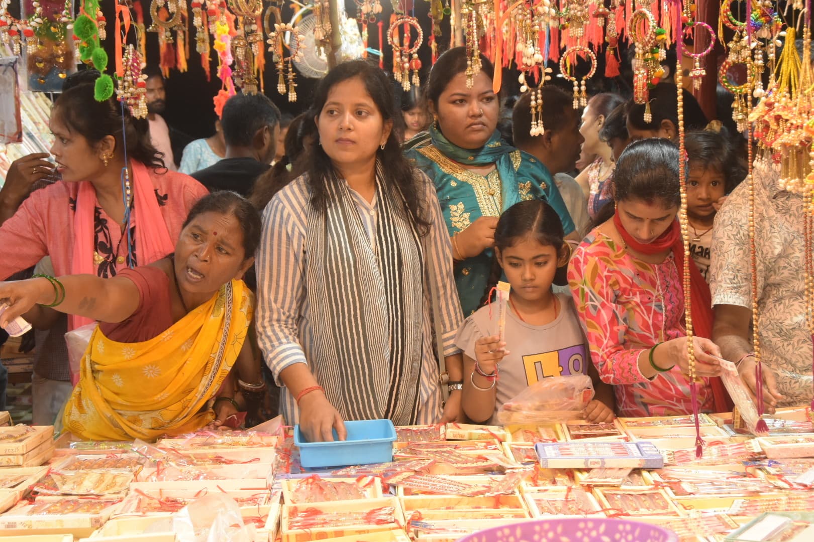 शिवालयों में जलाभिषेक करेंगे भक्त, भाई की कलाई पर राखी बांधेंगी बहनें
