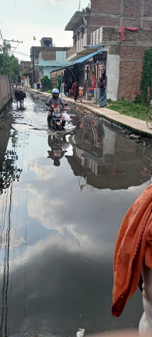 जलजमाव से दुर्गंध, आजिज लोगों ने किया हंगामा