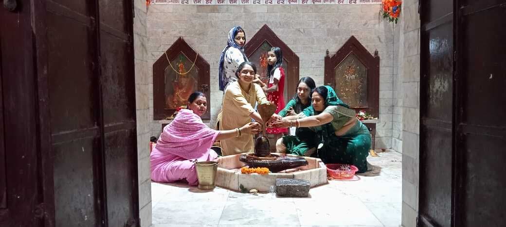 श्रद्धालुओं ने अंतिम सोमवारी पर भगवान शिव का किया जलाभिषेक