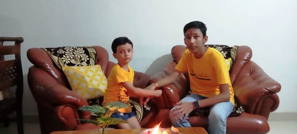 बहनों ने भाइयों के कलाई पर राखी बांध लिया सुरक्षा का वचन