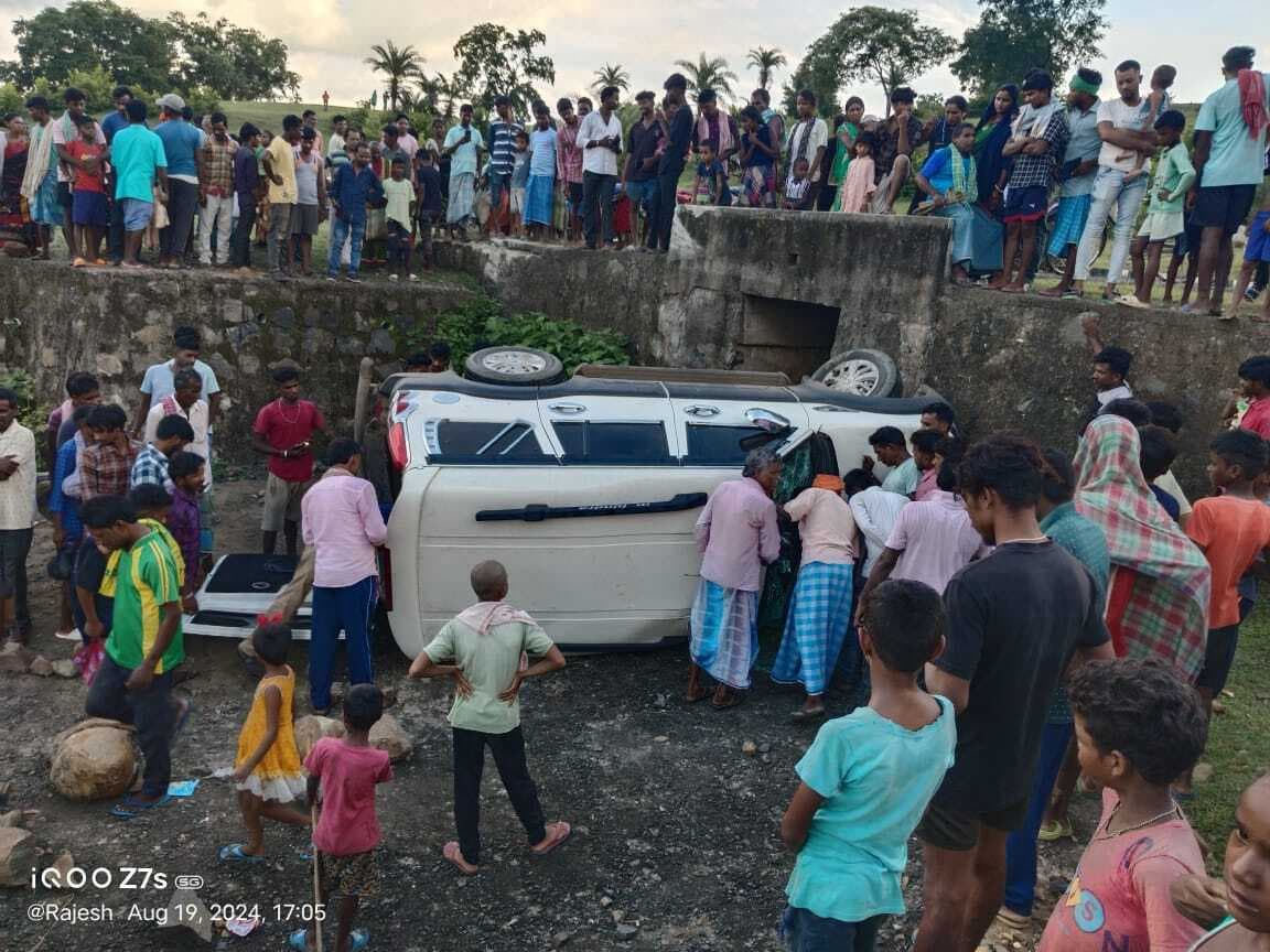 पुल के नीचे गिरी स्कॉर्पियो, धक्का लगने से 40 वर्षीय व्यक्ति घायल