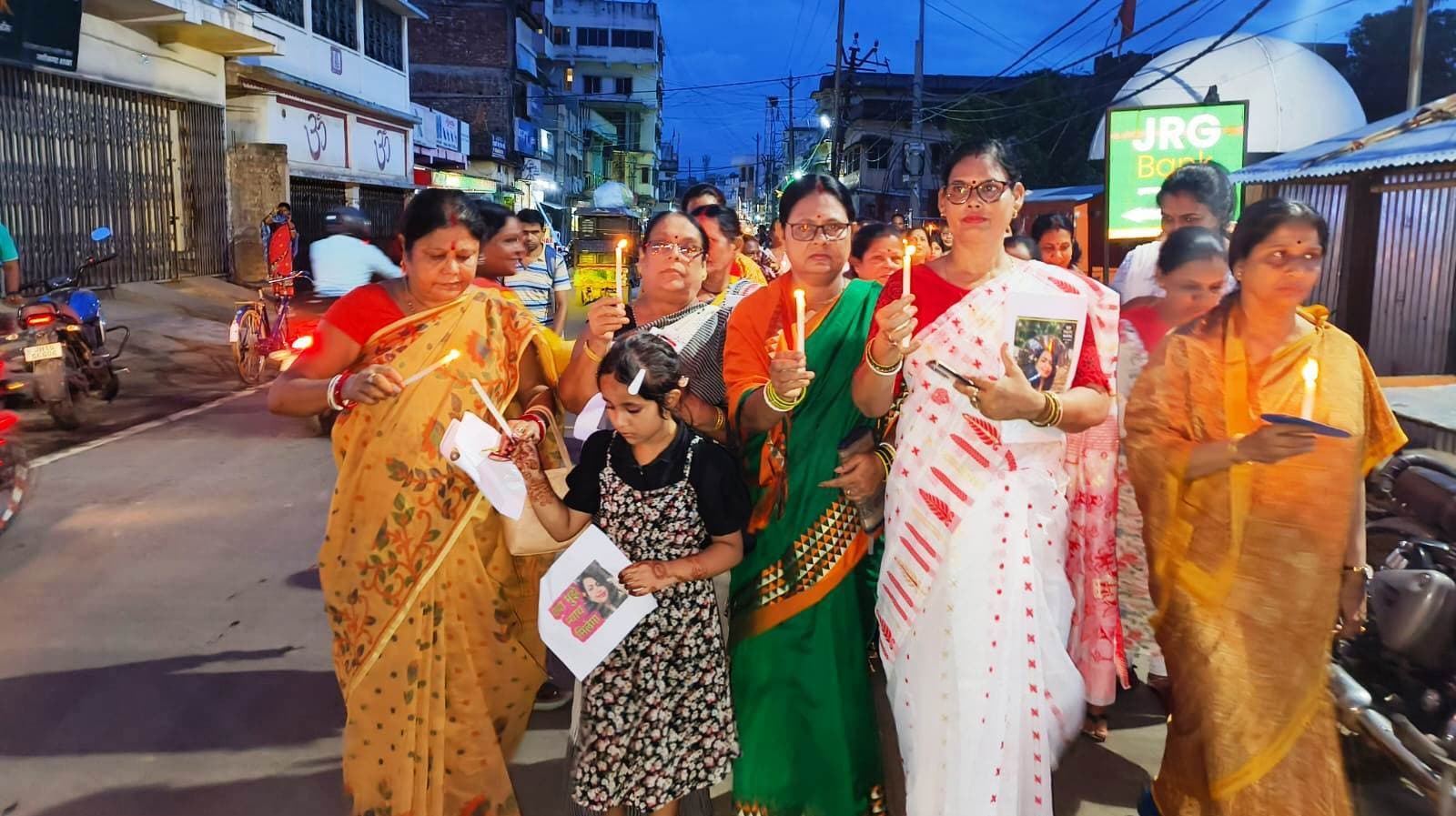 भाजपा महिला मोर्चा ने कैंडल मार्च निकाल की न्याय की मांग