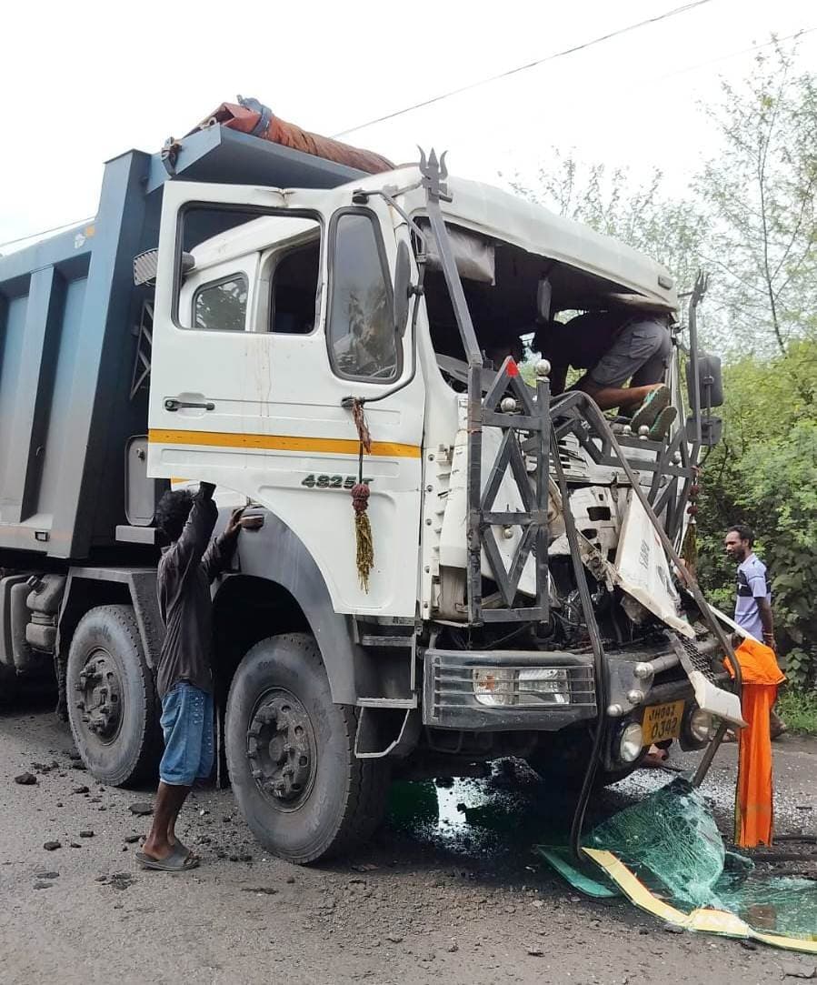 दुर्घटना के बाद घंटों केबिन में फंसा रहा हाइवा का चालक