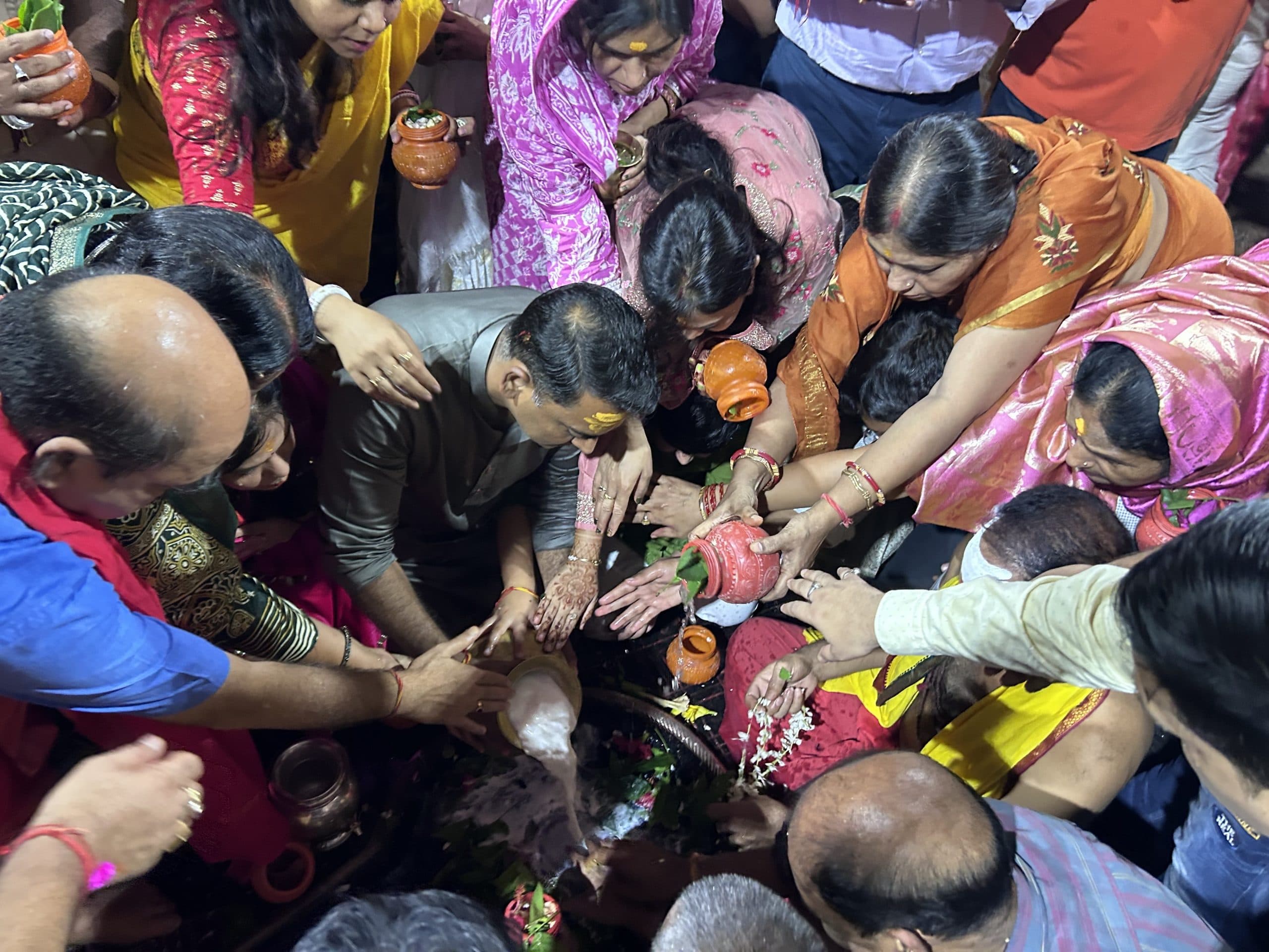 बाबा की स्पर्श पूजा शुरू होते ही उमड़े भक्त