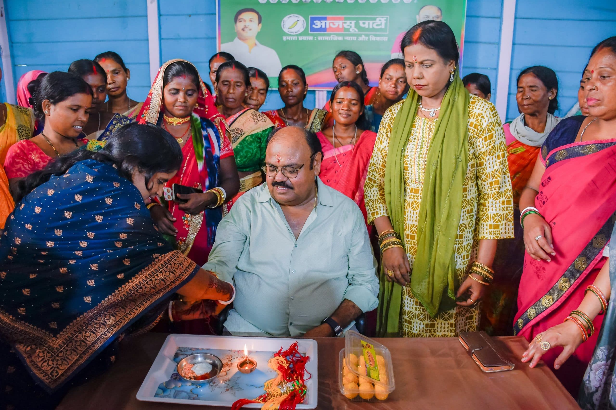 सखी मंडल की दीदियों ने मंत्री को बांधी राखी, की दीर्घायु जीवन की कामना