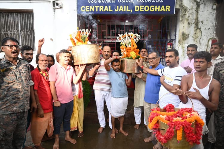 सेंट्रल जेल से बाबा बैद्यनाथ व बासुकिनाथ मंदिर भेजे गये दो पुष्प मुकुट