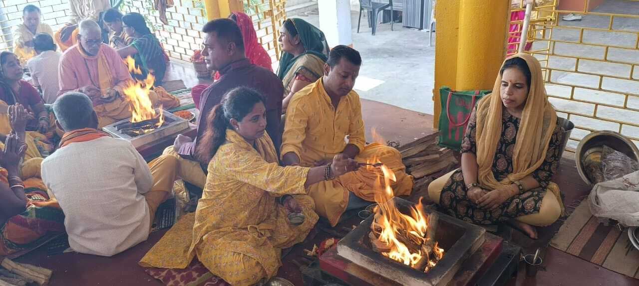 सावन पूर्णिमा पर हुआ शिवाभिषेक व गायत्री महामंत्र