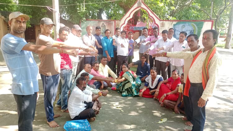 भाजपा नेत्री ने कार्यकर्ताओं को बांधी राखी