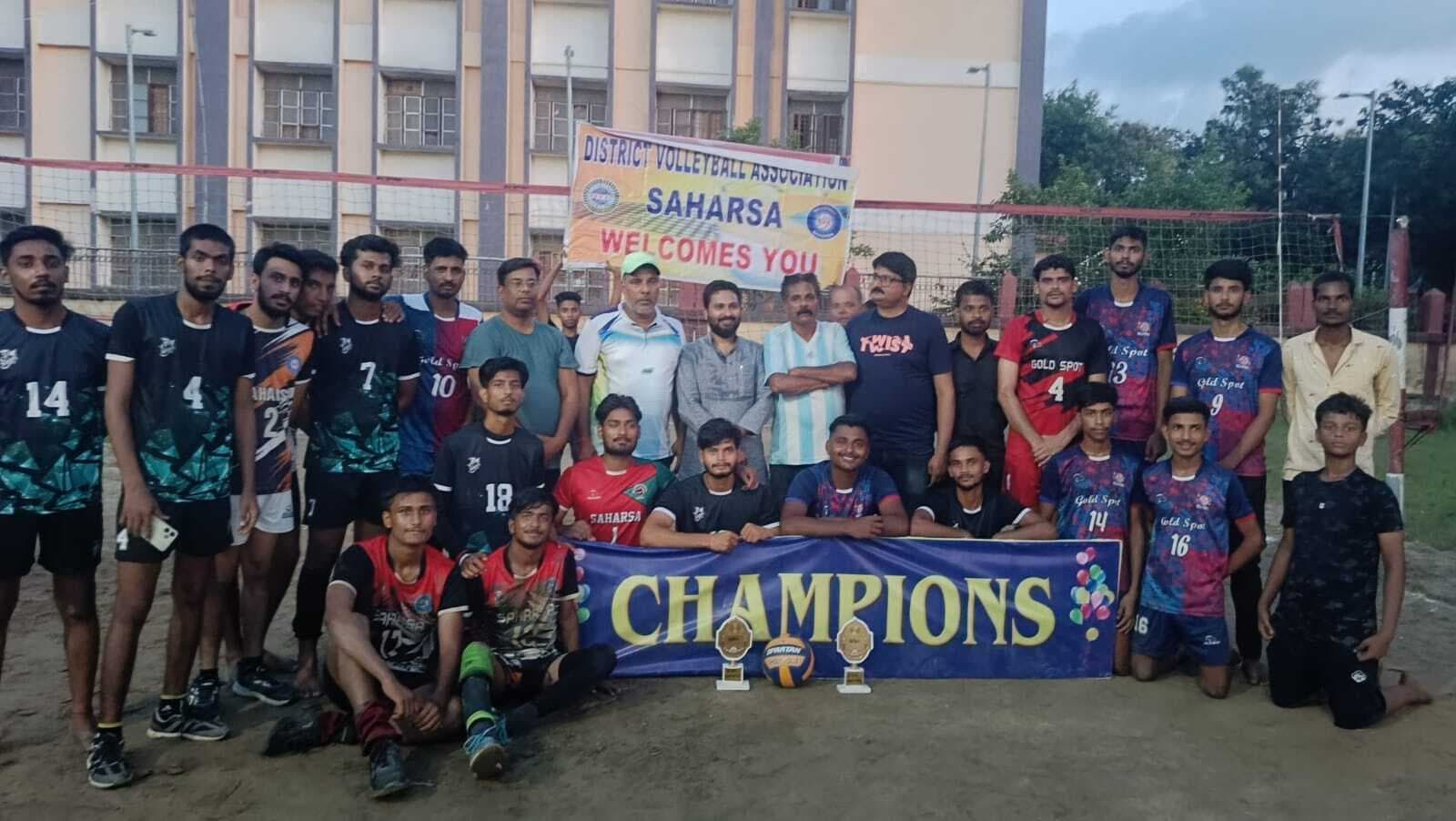 वॉलीबॉल सीनियर टीम परसौनी ने सहरसा टीम को हराकर विजेता ट्रॉफी पर जमाया कब्जा