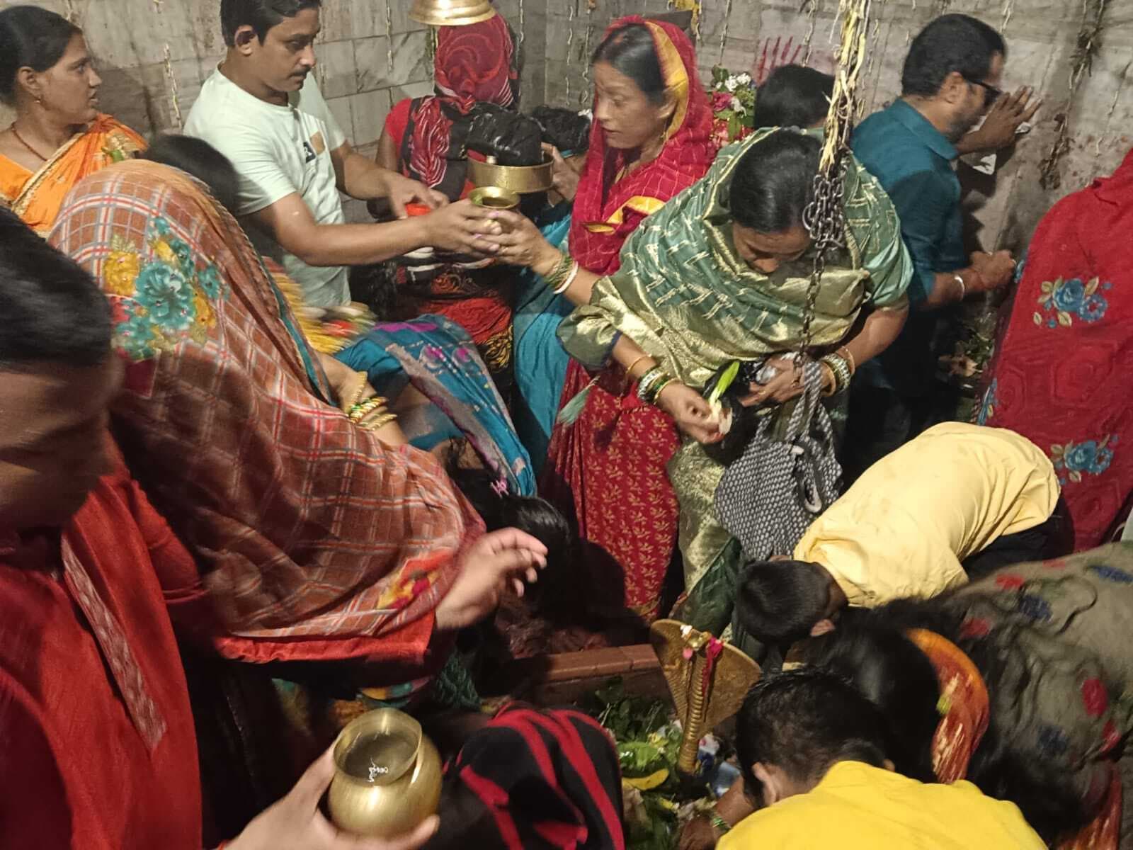 सावन की अंतिम सोमवारी पर शिवालयों में उमड़ी श्रद्धालुओं की भीड़, दिनभर चलती रही पूजा अर्चना