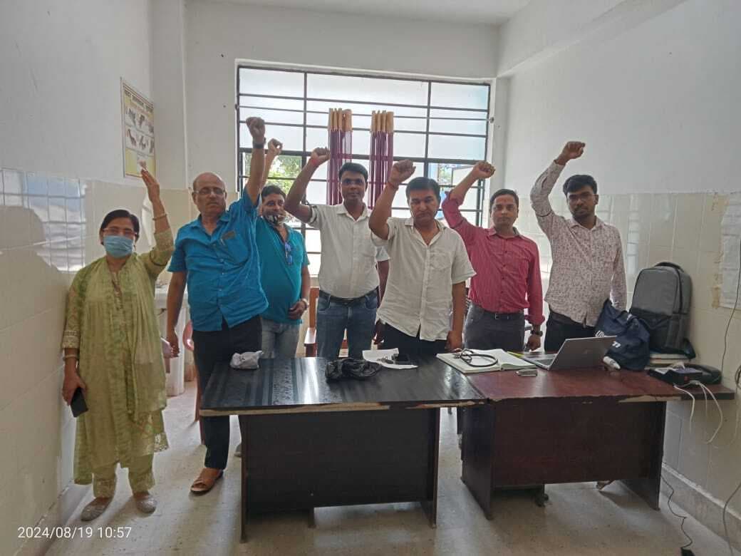 काला पट्टी लगा काम पर लौटे चिकित्सक