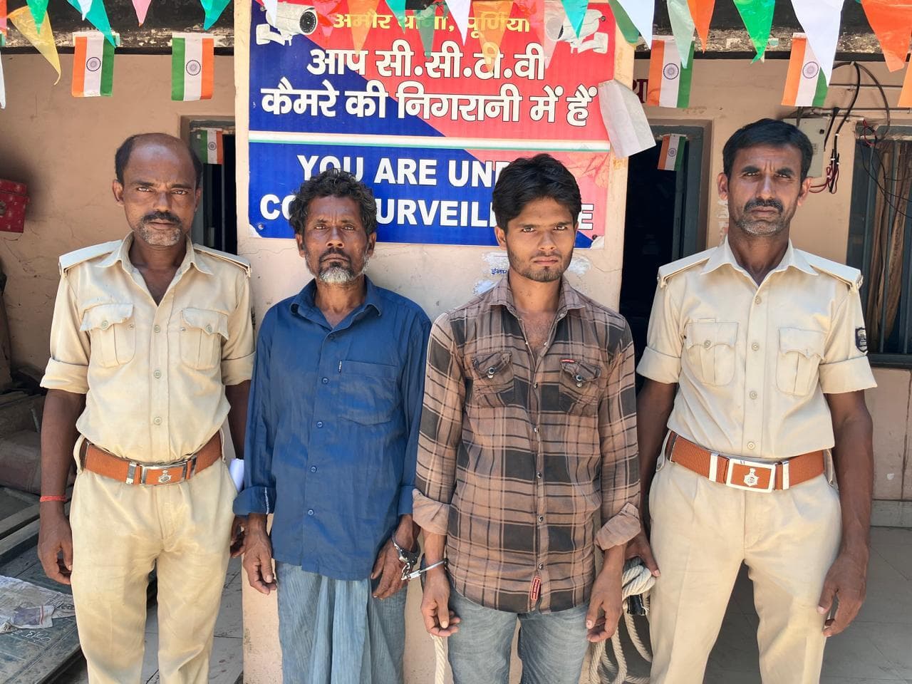 पुलिस छापेमारी में तीन वारंटी/अभियुक्त गिरफ्तार