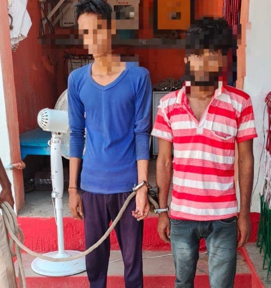 ट्रैक्टर से बैटरी चोरी कर भाग रहे दो चोर धराये