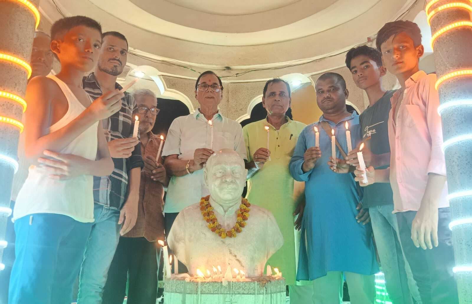 कुसहा त्रासदी के 16वीं बरसी पर जलाया मोमबत्ती