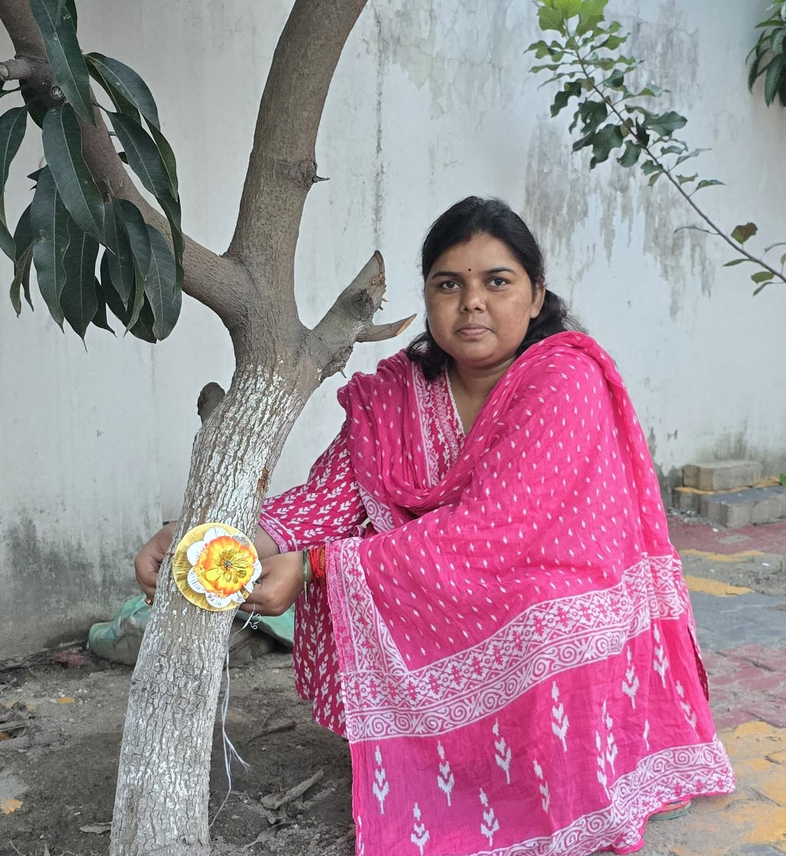 पेड़ों को राखी बांध महापौर ने दिया पर्यावरण संरक्षण का संदेश