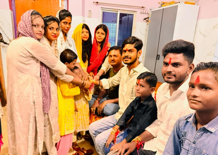 माणिक आलम हर साल बंधवाते हैं अपनी बहनों से राखी