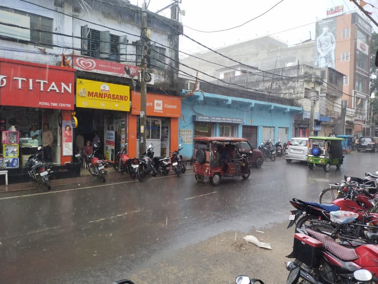 झमाझम बारिश से मौसम हुआ सुहाना, गर्मी से मिली राहत