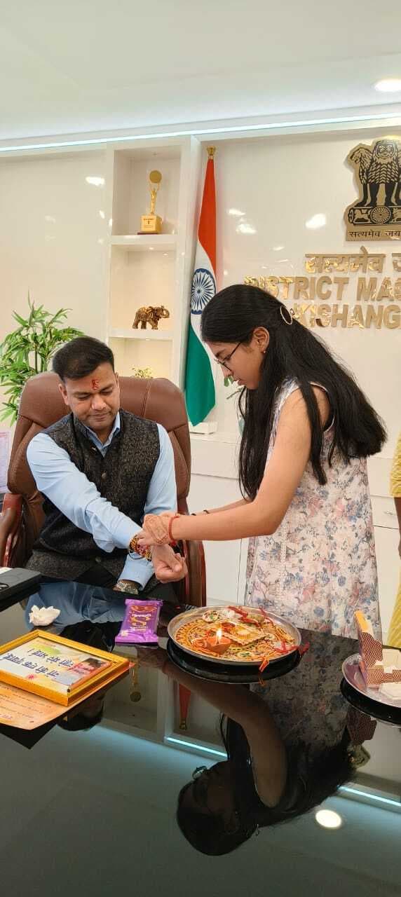 डीएम को रेडक्रास सोसाइटी की महिला सदस्यों ने बांधी राखी, जिलाधिकारी ने जताई ख़ुशी