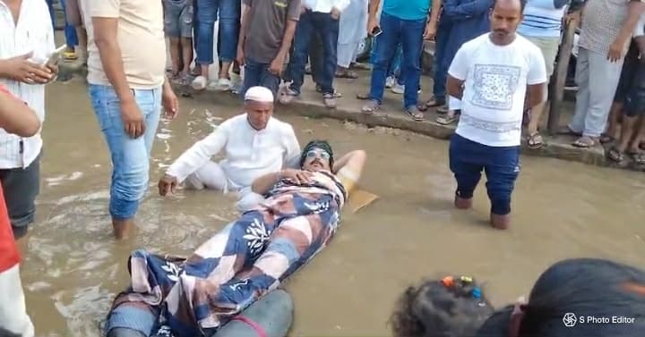 जल जमाव में सो कर छह घंटे तक किया विरोध