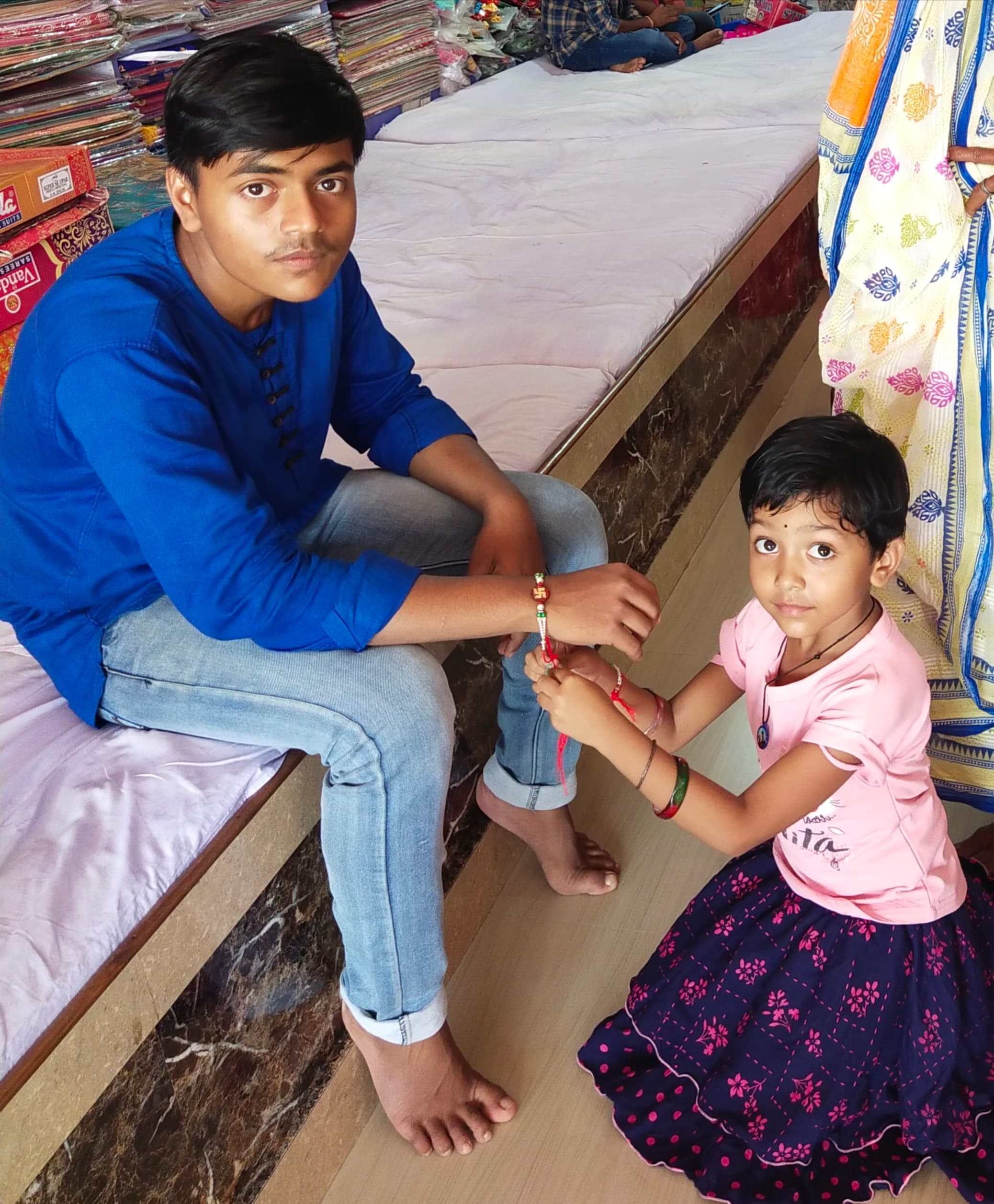 भाइयों ने बंधवायी राखी, बहनों को दिया रक्षा का वचन