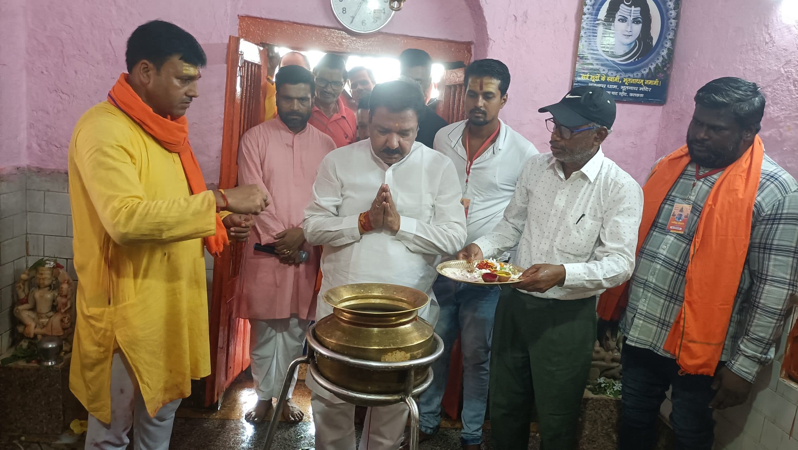 भाजपा प्रदेश अध्यक्ष डा दिलीप जायसवाल ने भूतनाथ मंदिर में किया जलाभिषेक, जिलेवासियों की सूख समृद्धि की कामना