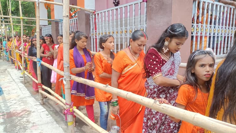 अंतिम सोमवारी पर शिवालयों में उमड़ा जन सैलाब, सुबह से शाम तक भक्त करते रहे जलाभिषेक, सुरक्षा की थी पुख्ता व्यवस्था