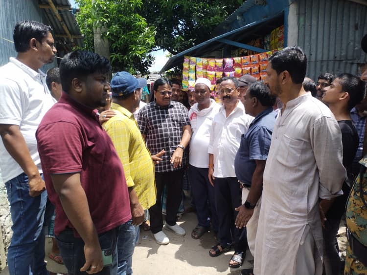 विधायक ने वार्ड संख्या 7 ईदगाह बस्ती कर्बला का किया स्थल निरीक्षण, सड़क पर बह रहे नाले के गंदे पानी की समस्या के निदान का नप को दिया निर्देश