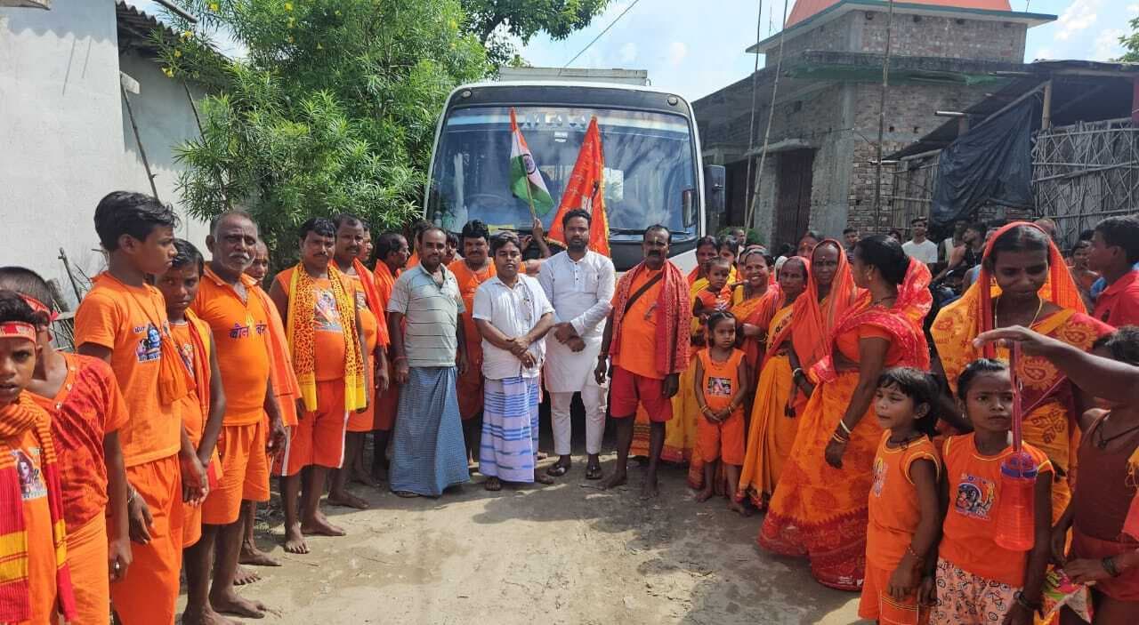 कौआउड़ा गांव से कांवरियों का जत्था देवघर के लिए रवाना