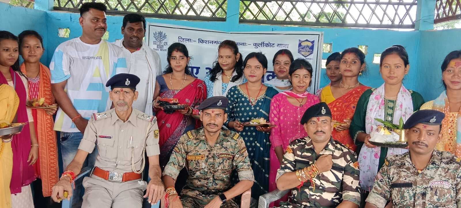 विद्यालय के शिक्षिकाओं ने पुलिस पदाधिकारियों व जवानों को बांधी राखी