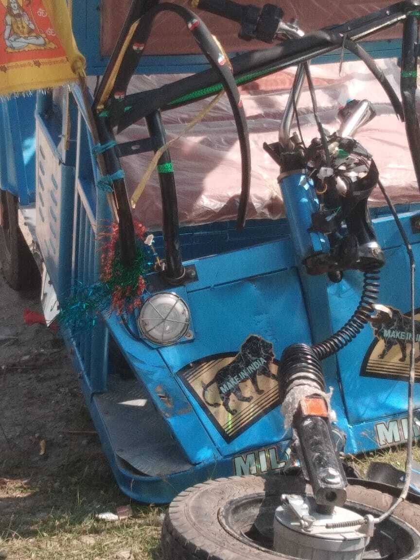 तेज रफ्तार कार ने ई रिक्शा को मारी सीधी टक्कर, तीन घायल