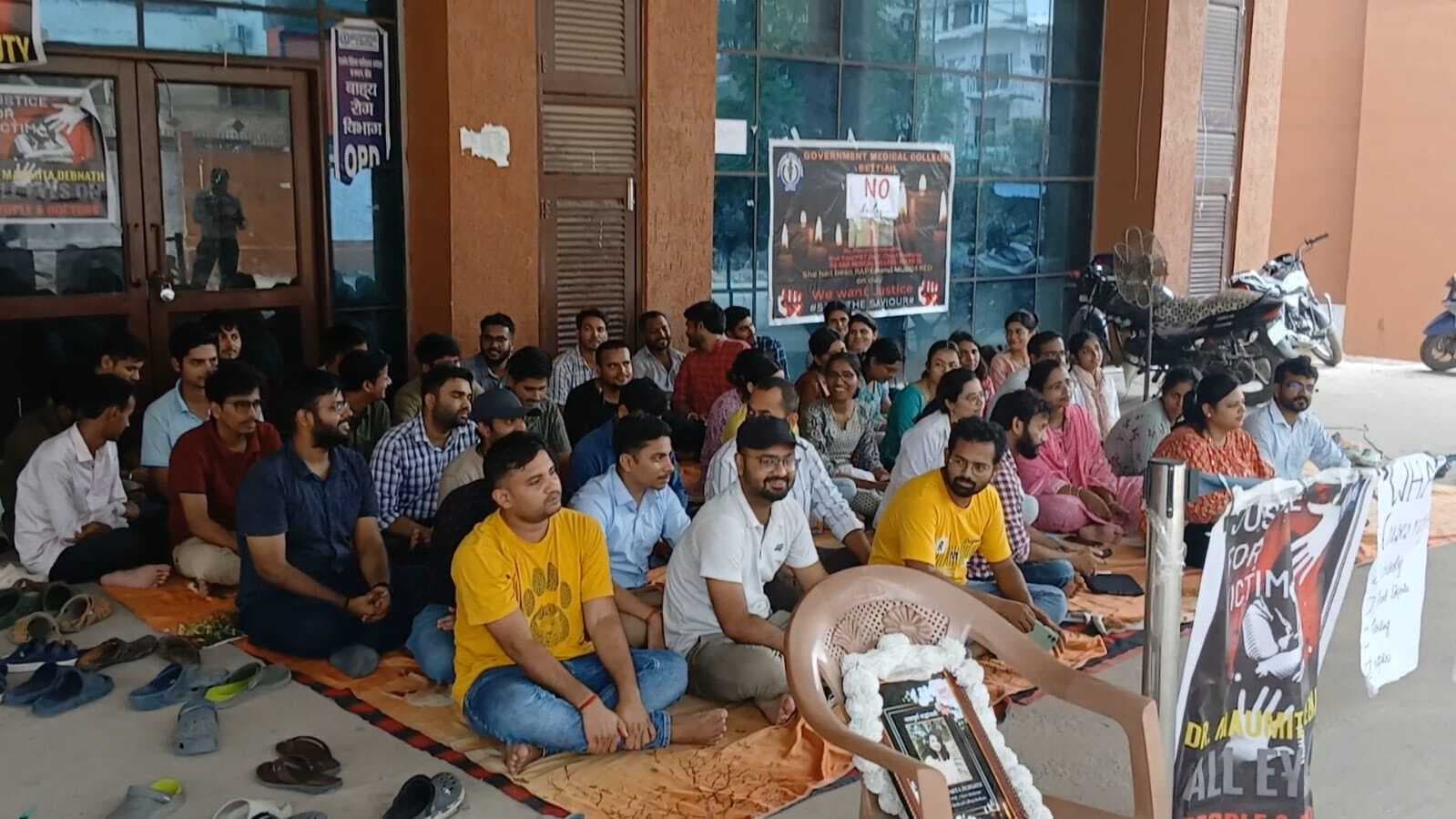 Bettiah News : चौथे दिन भी चिकित्सकों ने दिया धरना, बुलंद की आवाज