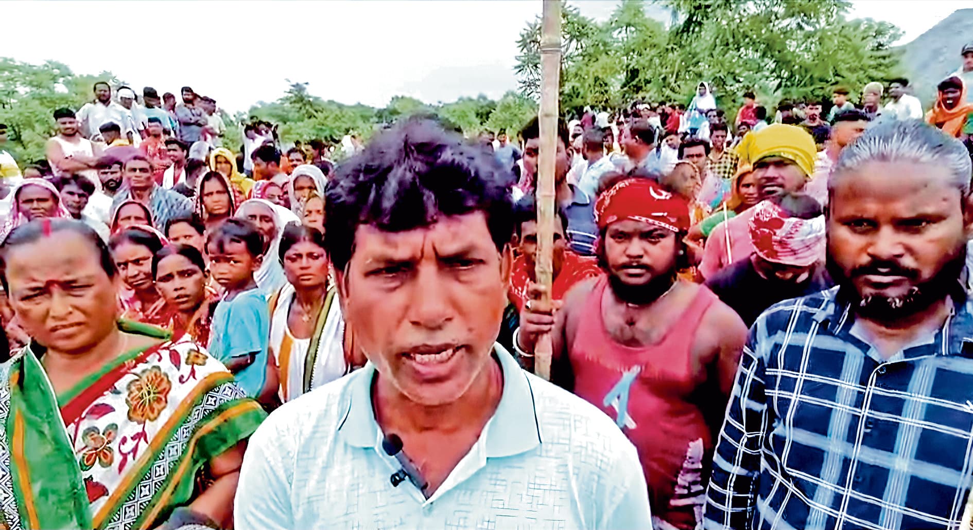 सड़क चालू रखने की मांग पर ग्रामीणों का प्रदर्शन