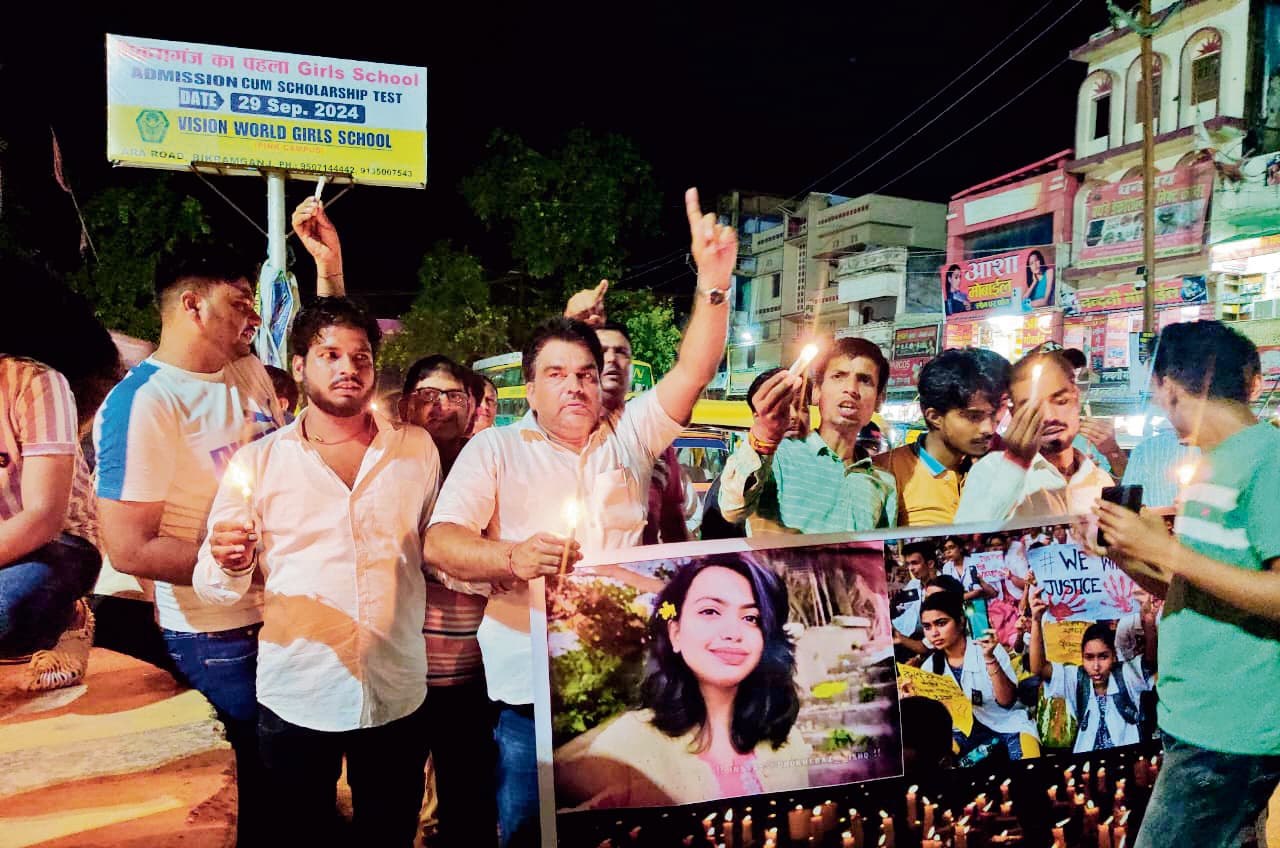 कोलकाता की घटना के खिलाफ निकाला कैंडल मार्च