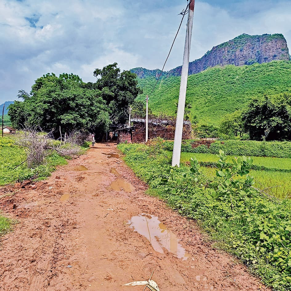 रोहितेश्वर मंदिर जानेवाली सड़क जर्जर, श्रद्धालु परेशान